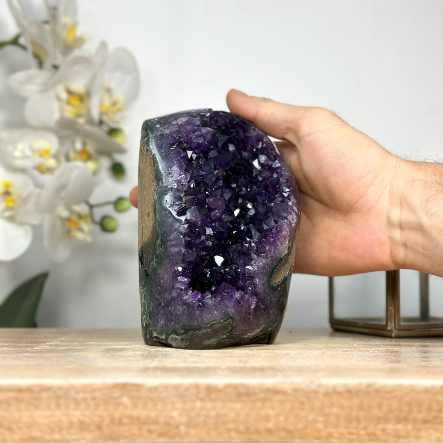 Amethyst-Geode mit aufrechter Standform und kompakter Kristallstruktur