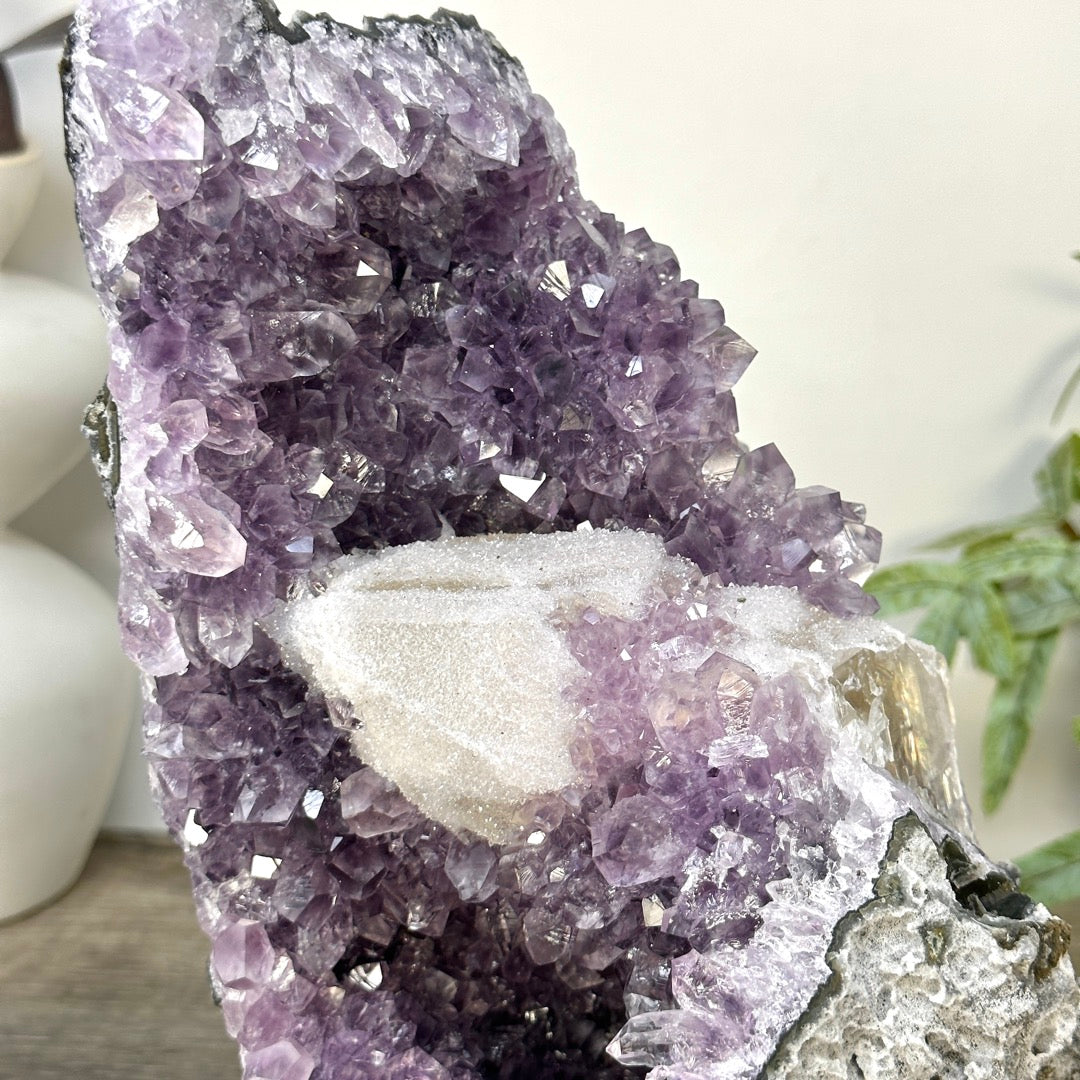 Amethyst-Kathedrale mit dichter Zuckerkristall-Beschichtung und feiner Kalzitbildung