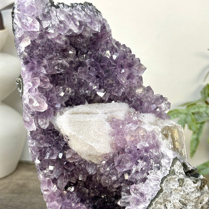 Amethyst-Kathedrale mit dichter Zuckerkristall-Beschichtung und feiner Kalzitbildung