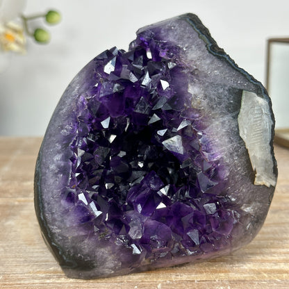 Amethyst-Geode mit violetter Kristallstruktur, in ausgewählter Spitzenqualität