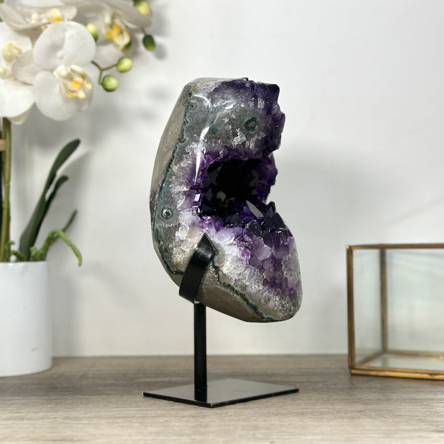 Amethyst-Geode mit groß gewachsener, tiefvioletter Kristallstruktur