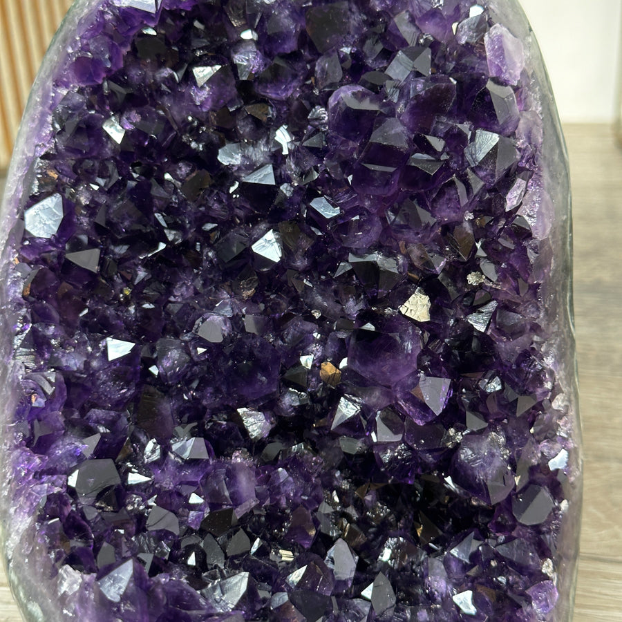 Amethyst-Druse mit wunderschön verwachsener Kristallstruktur, in ausgewählter Spitzenqualität