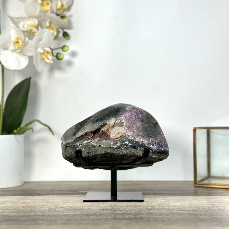 Amethyst-Geode mit Kalzitstruktur und dichter Kristallbildung