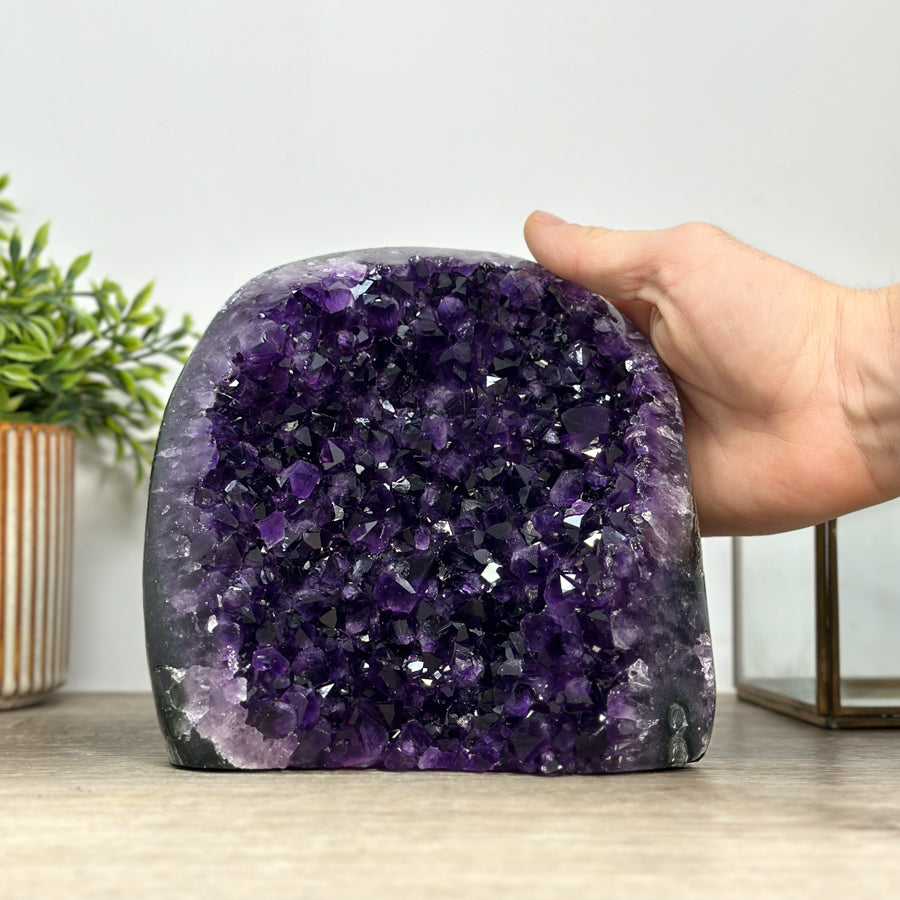 Amethyst-Kathedrale mit tiefviolett schimmernder Kristallarchitektur, in ausgewählter Spitzenqualität