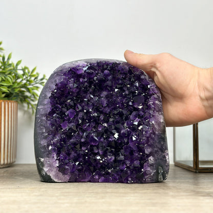 Amethyst-Kathedrale mit tiefviolett schimmernder Kristallarchitektur, in ausgewählter Spitzenqualität