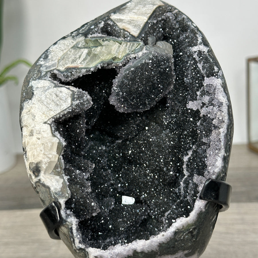 Schwarze Quarz-Druzy-Geode mit feinkristalliner Oberfläche