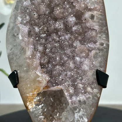 Rosa Zuckerquarz-Geode mit zart schimmernder Kristalloberfläche, in exklusiver Premiumqualität