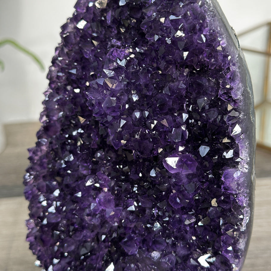 Amethyst-Kristallcluster mit ausdrucksstarker, violett-brauner Tiefenwirkung