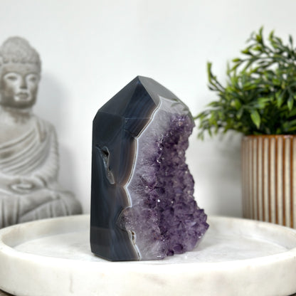 Blaugebänderter-Achat-Amethyst-Obelisk mit markanter Mineralmatrix