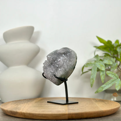 Bergkristall-Herzskulptur mit kristallklarer, prismatischer Quarzstruktur