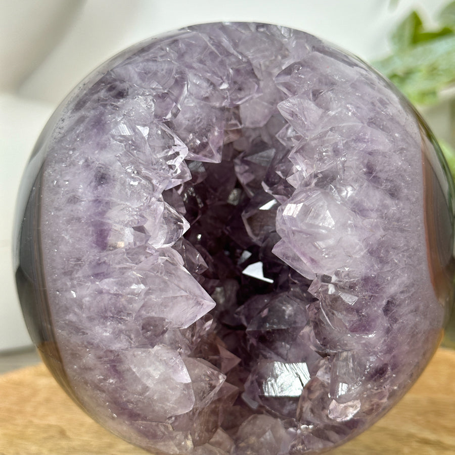 Amethyst-Achat-Steinkugel mit kraftvoller Kristallformation und dichter Struktur