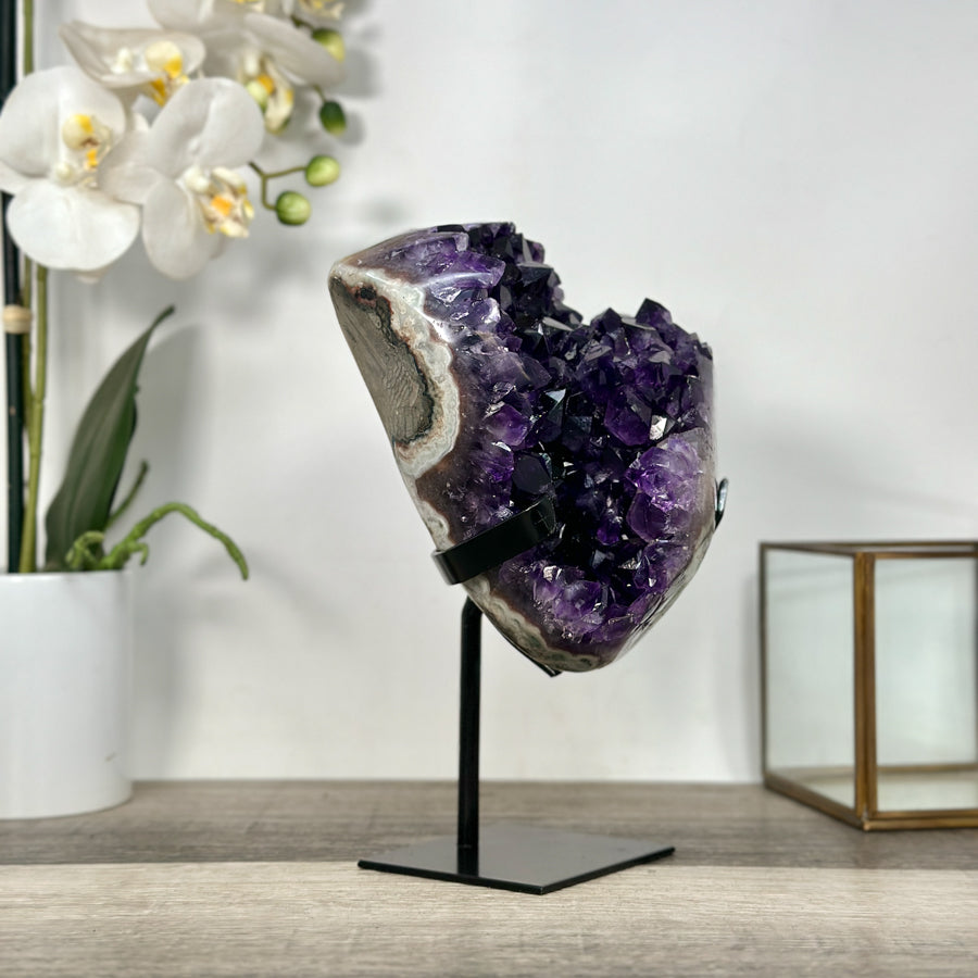Amethyst-Cluster mit klar abgegrenzter, tiefvioletter Kristallstruktur