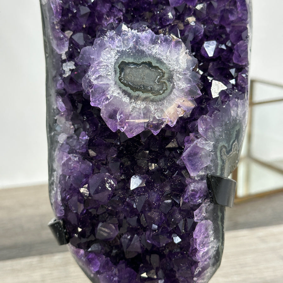 Amethyst-Cluster mit kompakter, massiv wirkender Kristallstruktur