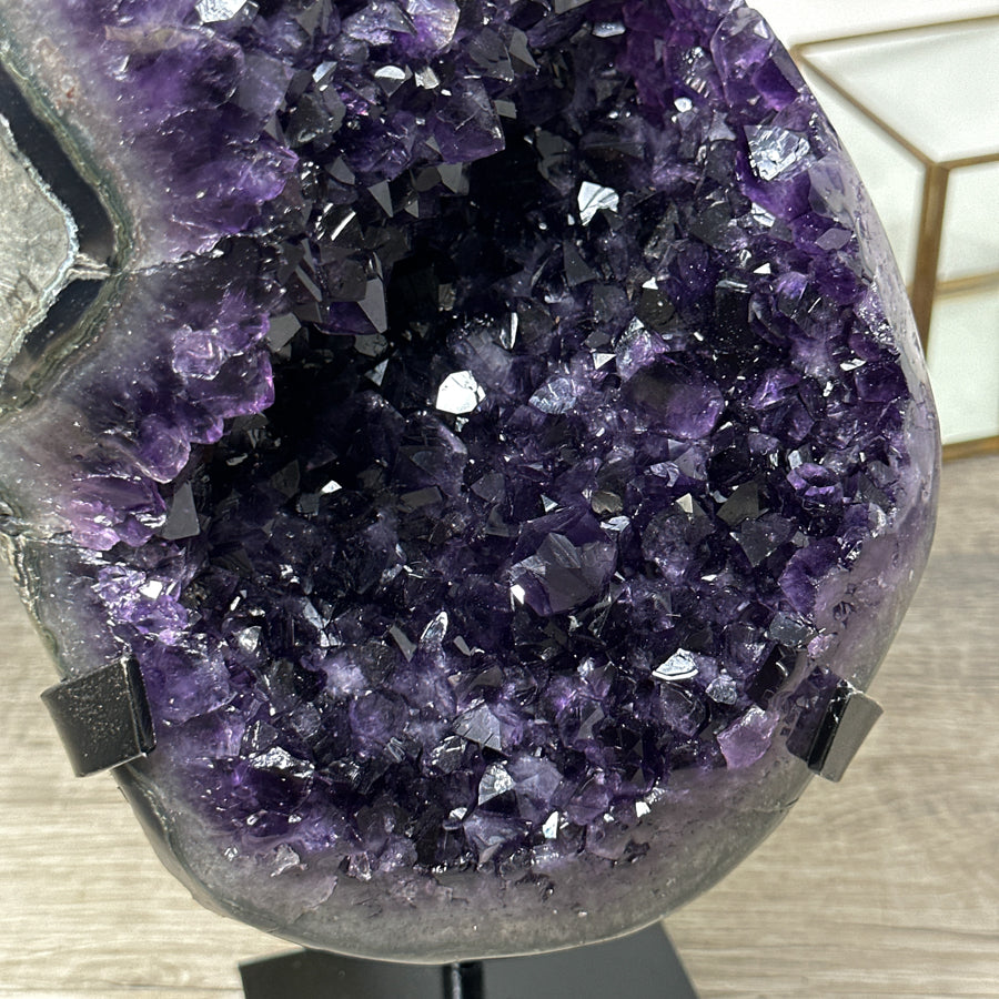 Amethyst-Geode groß mit symmetrisch ausgebildeter Kammer
