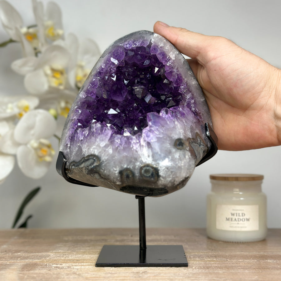 Amethyst-Geode mit stark strukturierter Kristallkammer