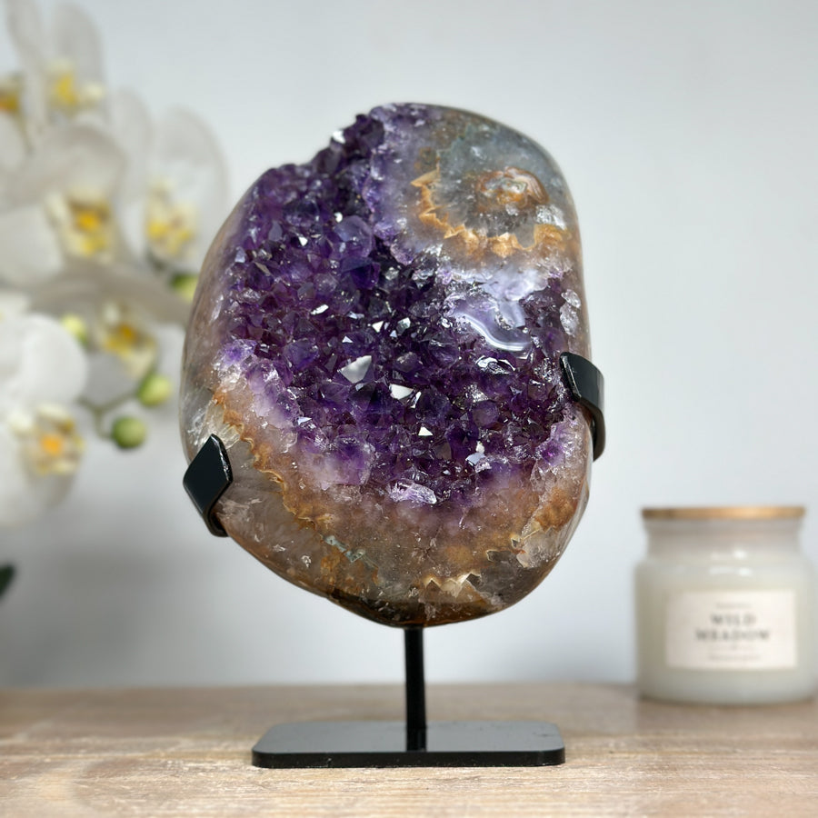 Amethyst-Quarz-Kristallcluster mit gelb gebänderter Matrix