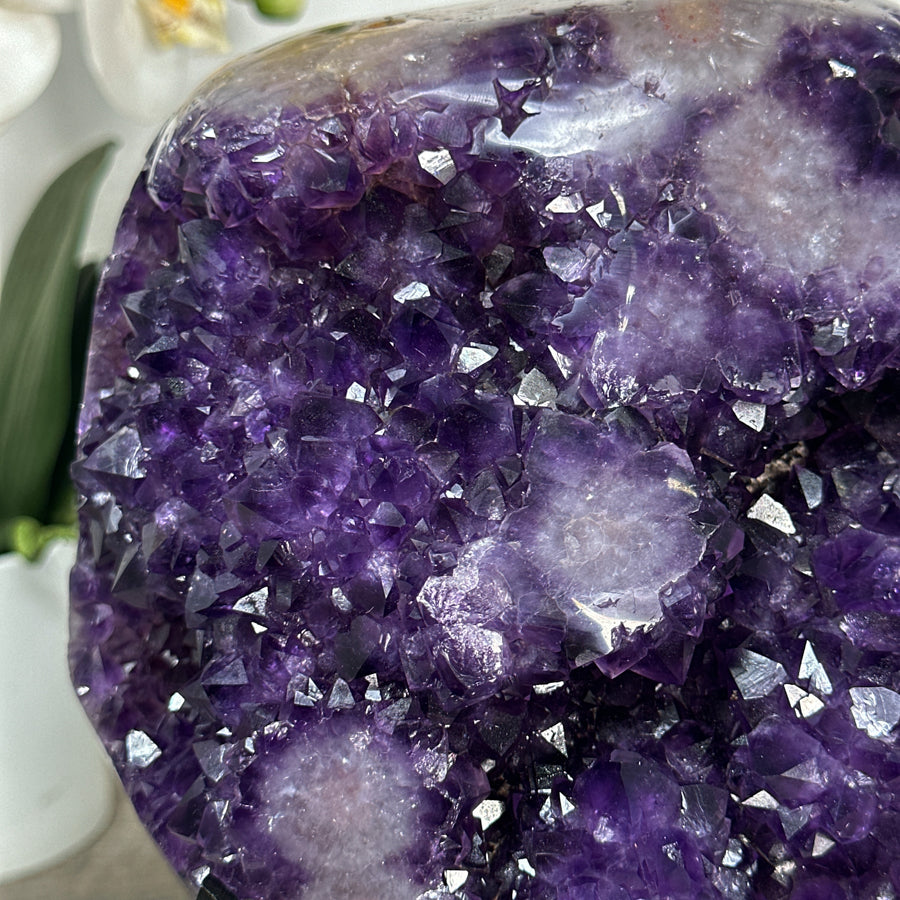 Amethyst-Cluster mit kompakt gewachsener, stalaktitischer Innenstruktur, in ausgewählter Spitzenqualität