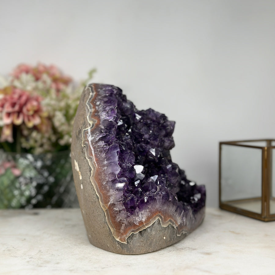 Amethyst-Kathedrale mit kristallreicher, violetter Innenstruktur