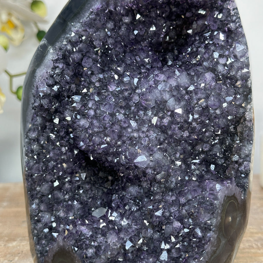Amethyst-Kathedrale mit Achat-Matrix und klar definierter Kristallstruktur