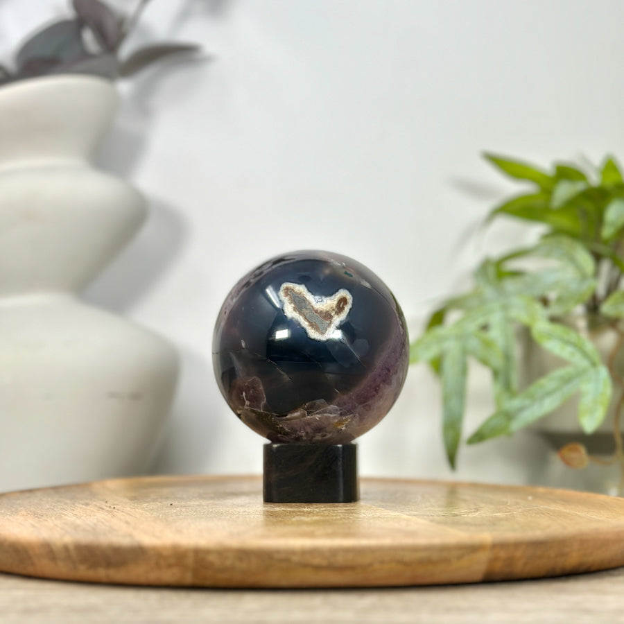 Amethyst-Sphäre mit glänzender Druzy-Oberfläche