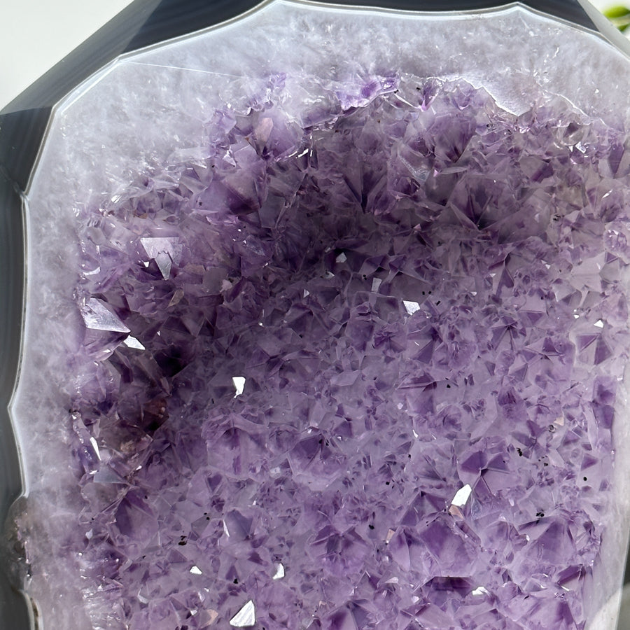 Blaugebänderter-Achat-Amethyst-Obelisk mit markanter Mineralmatrix