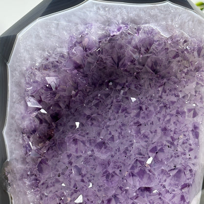 Blaugebänderter-Achat-Amethyst-Obelisk mit markanter Mineralmatrix