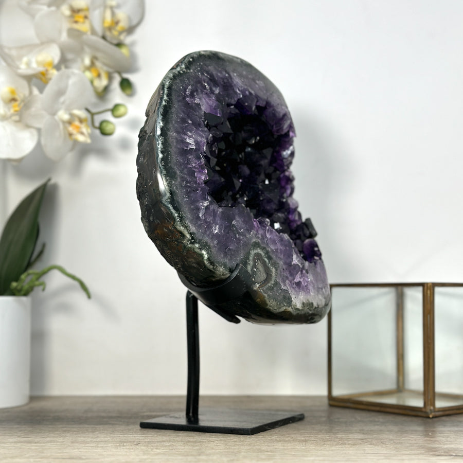 Amethyst-Geode XL mit großflächiger, tiefvioletter Kristallzone, in ausgewählter Spitzenqualität
