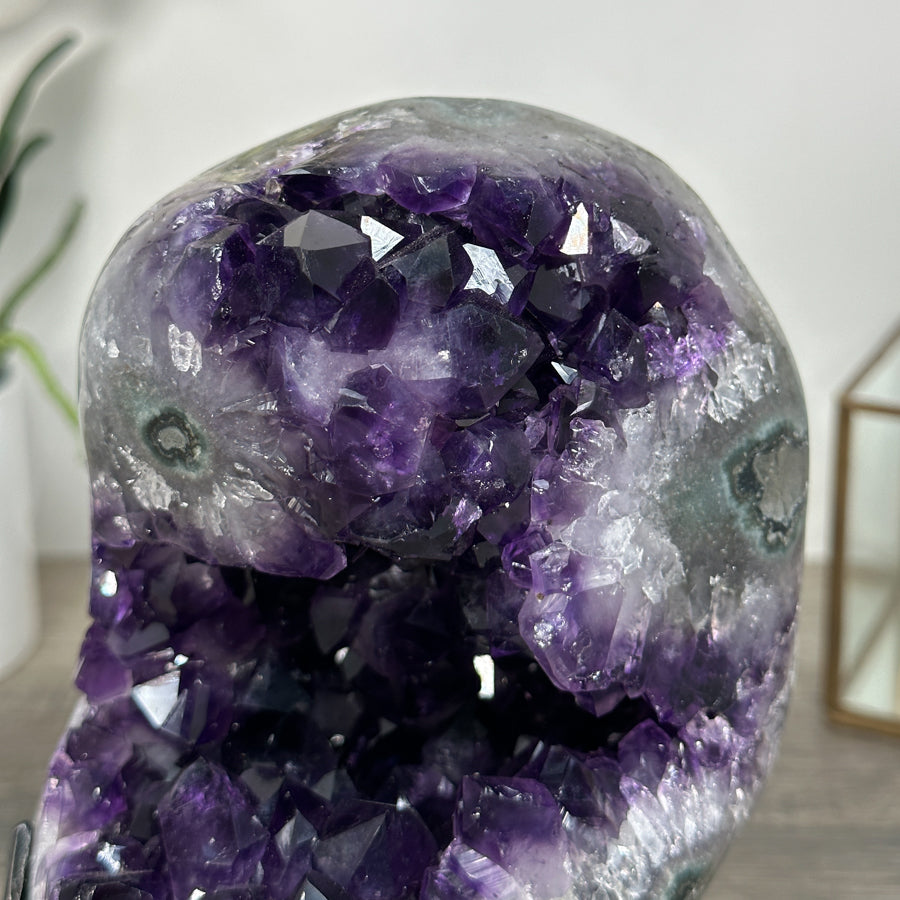 Amethyst-Geode mit groß gewachsener, tiefvioletter Kristallstruktur