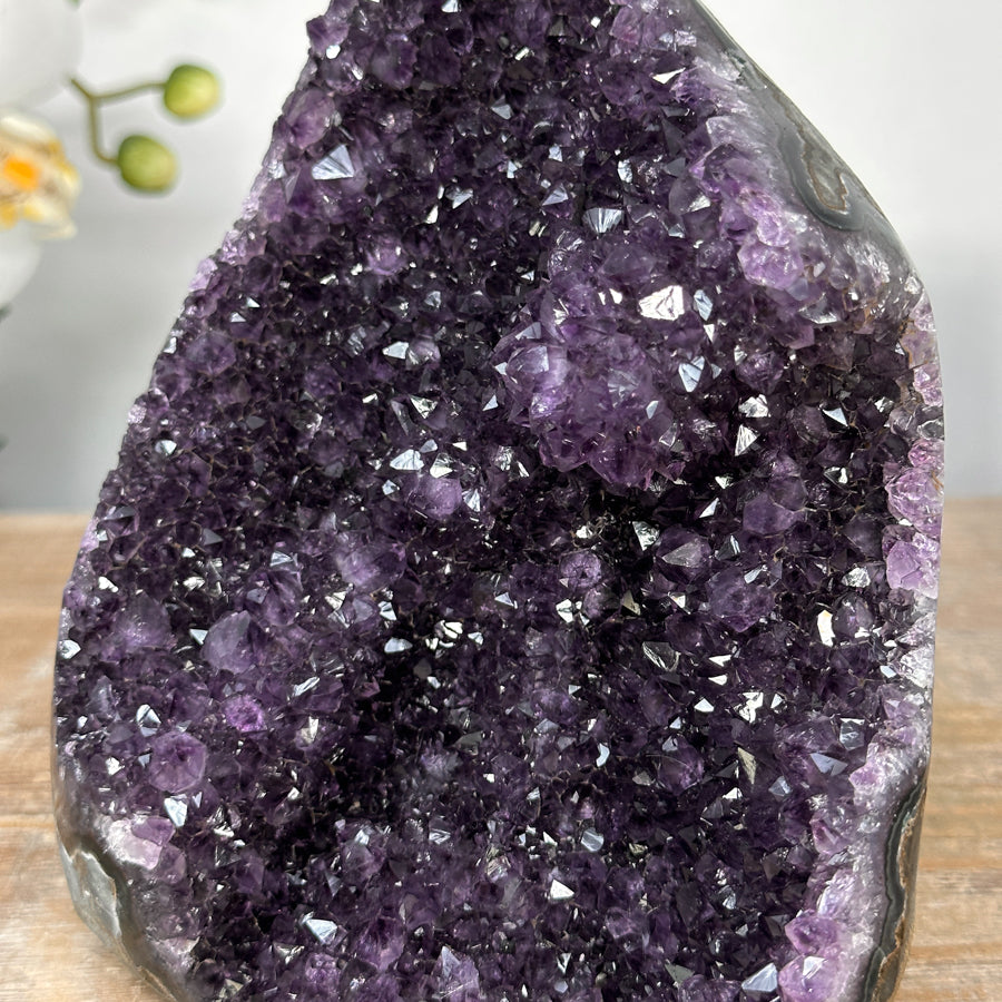 Amethyst-Druse mit stalaktitischer Kristallstruktur und tropfsteinartigen Kristallformationen