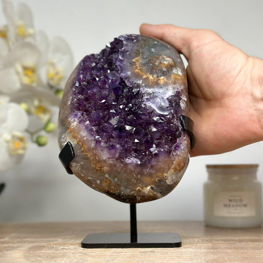 Amethyst-Quarz-Kristallcluster mit gelb gebänderter Matrix