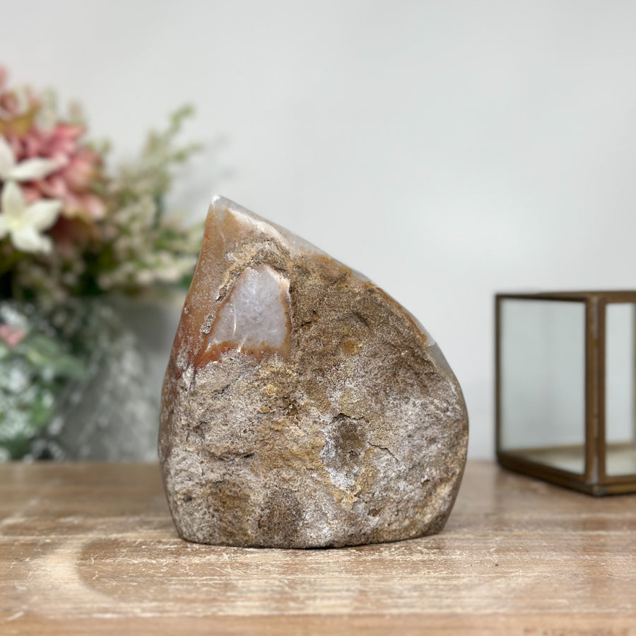 Gelbe Zuckerquarz-Druzy-Geode mit warm leuchtender Kristallstruktur