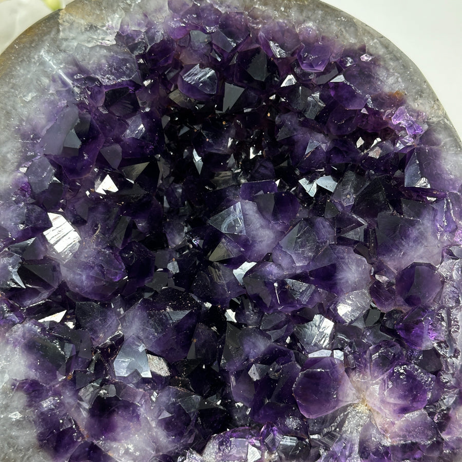 Amethyst-Geode groß mit intensiv dunkler Farbzone