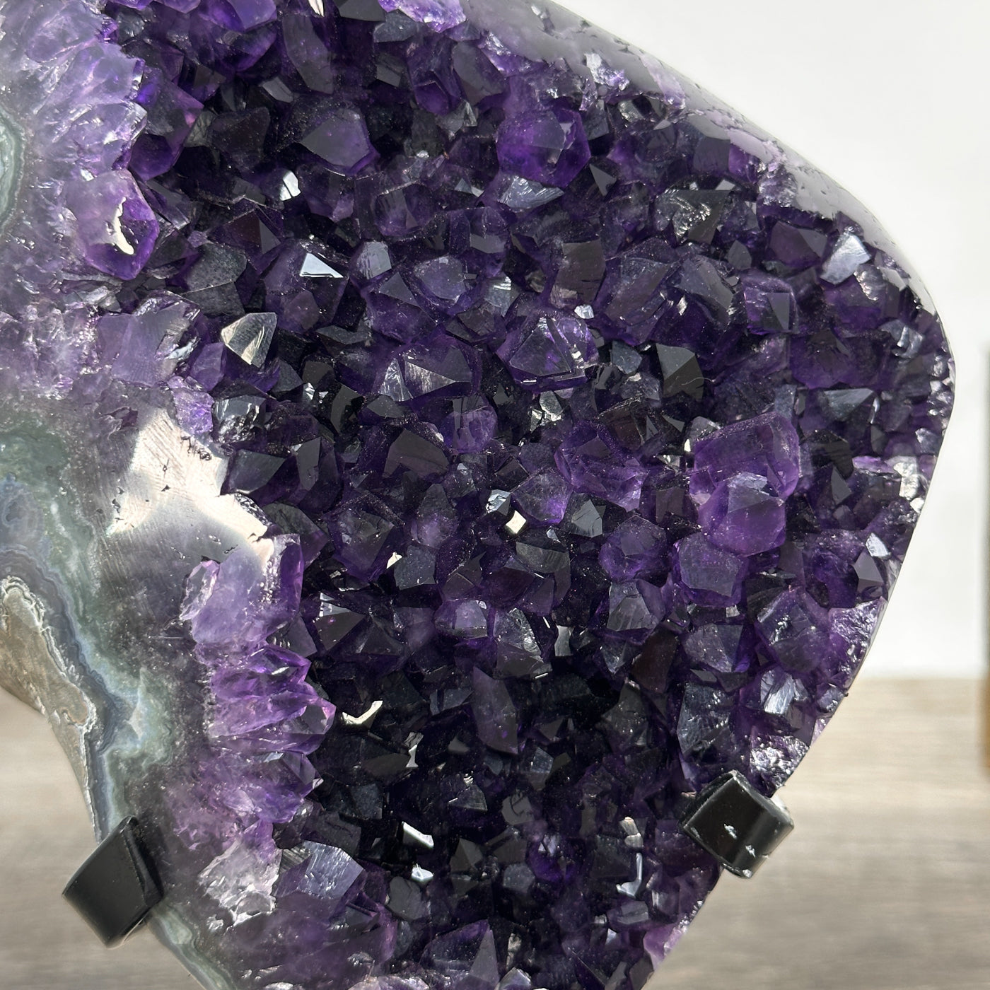 Amethyst-Geode mit klarer, lichtreflektierender Kristallstruktur