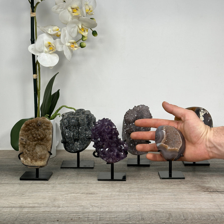 Kristallenskulpturen-Set 6-teilig, mit facettierten Kristallflächen und strukturierter Mineralformation
