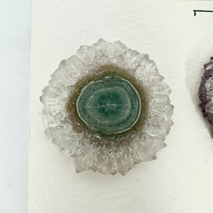 Amethyst-Achat-Quarz-Grünjaspis-Stalaktiten-Scheiben mit vielschichtiger Mineralstruktur