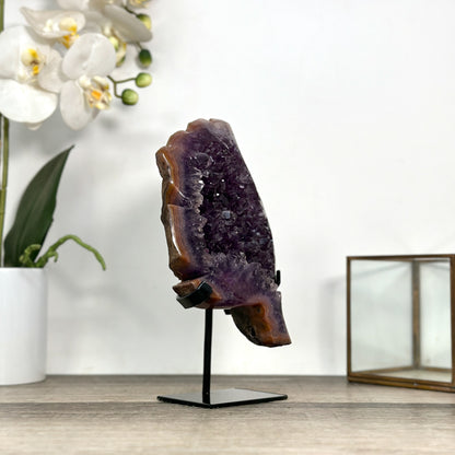 Amethyst-Blatt mit organischer Formgebung und Jaspis-Struktur