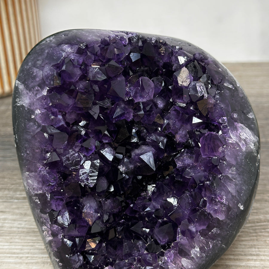 Amethyst-Druse mit tiefvioletter Kristallarchitektur, in hochwertiger Naturqualität