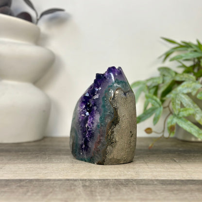 Amethyst-Druse mit natürlicher tiefvioletter Kristallstruktur