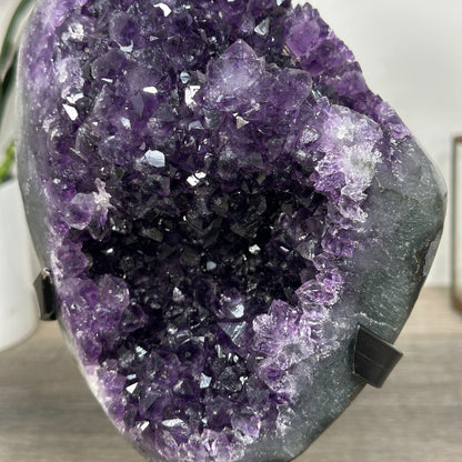 Amethyst-Geode mit weich verlaufender, violetter Innenstruktur