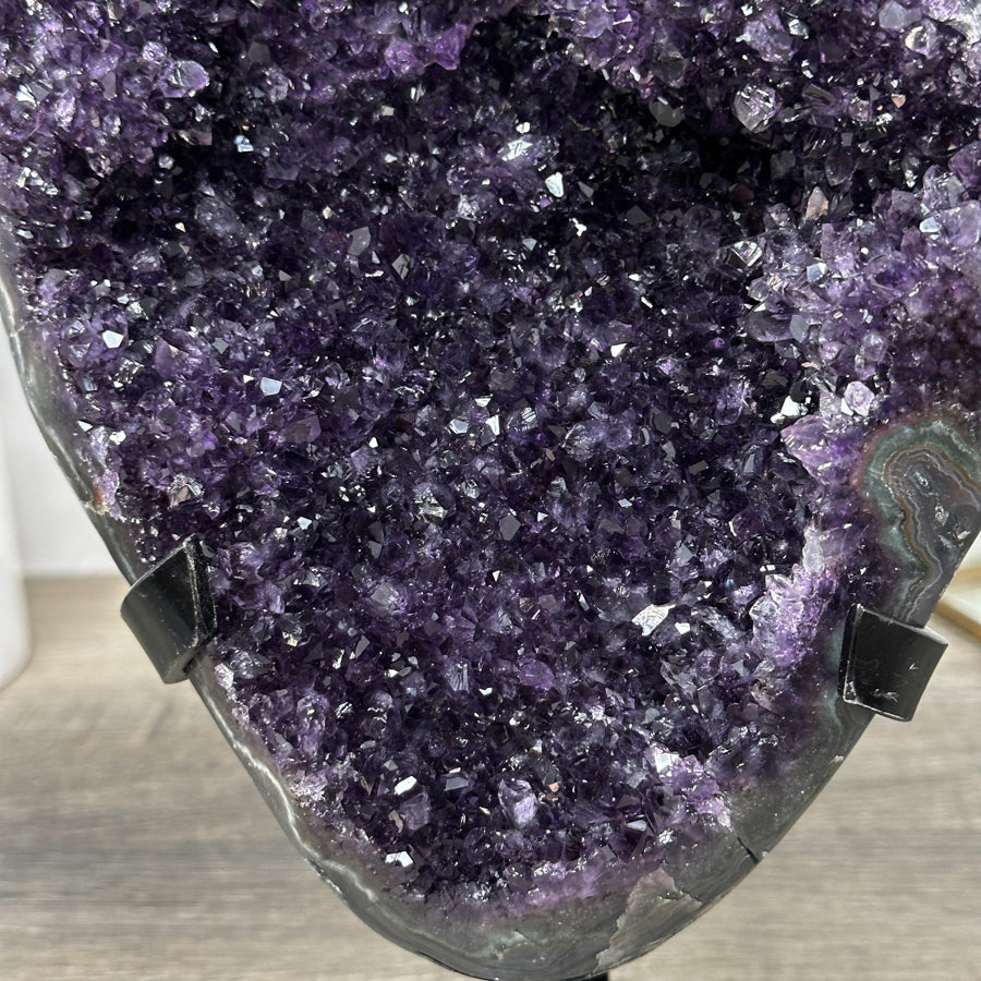 Amethyst-Kristallcluster mit frei stehender Spitzenarchitektur