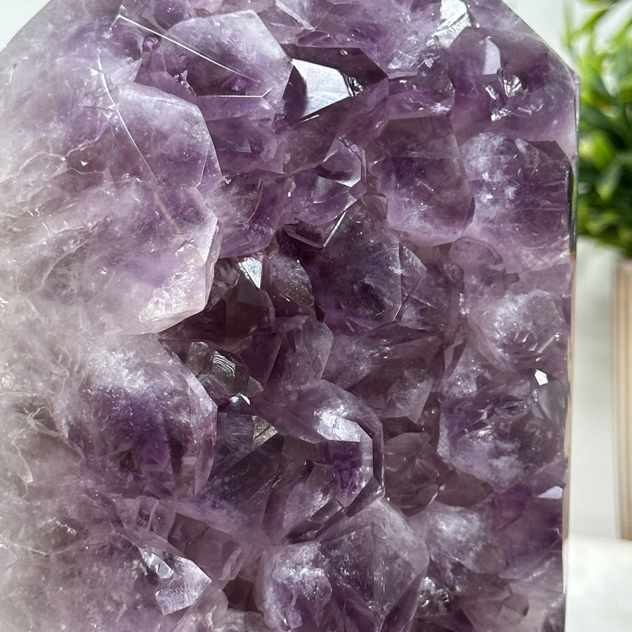 Amethyst-Obelisk mit großkristalliner Oberflächenstruktur