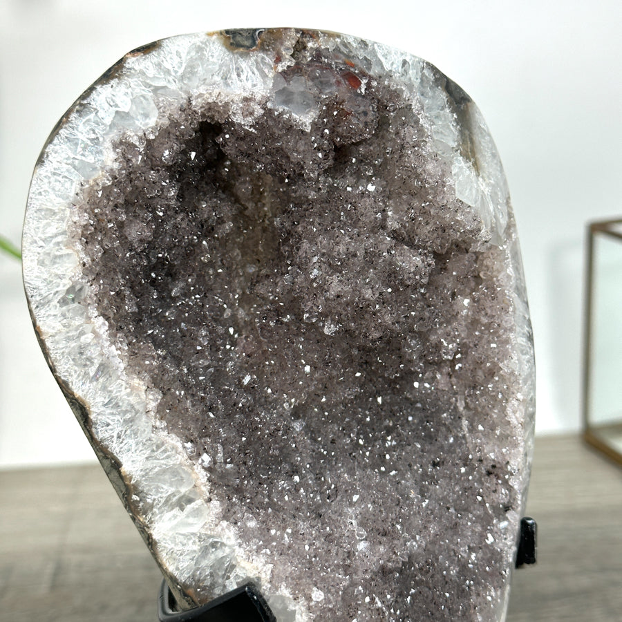 Amethyst-Geode mit grau getönter, dichter Kristallstruktur