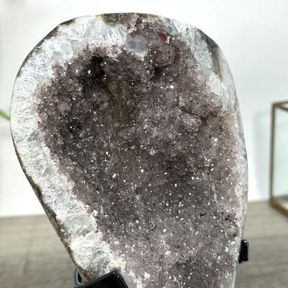 Amethyst-Geode mit grau getönter, dichter Kristallstruktur