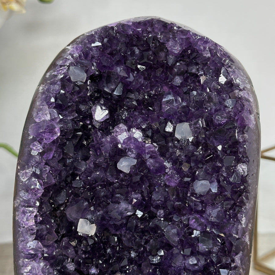 Amethyst-Kristallcluster mit satt gefärbter, königlicher Nuance