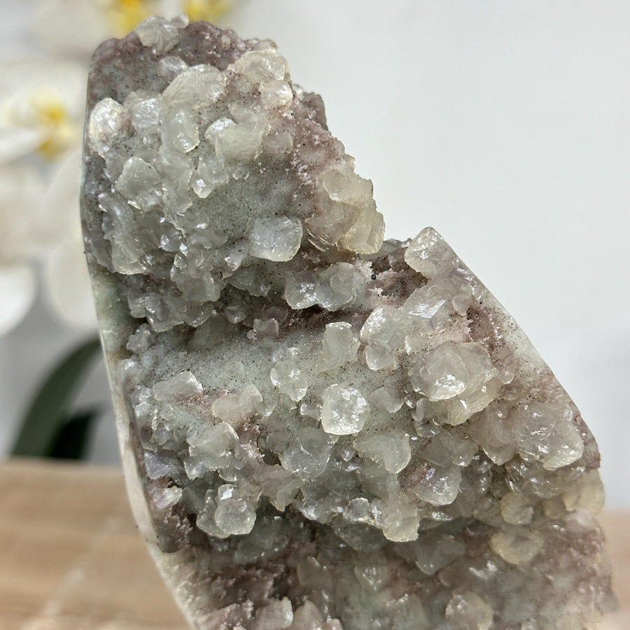 Jaspis-Quarz-Druzy-Stalaktit mit aufgewachsener Kalzit-Kristallbildung