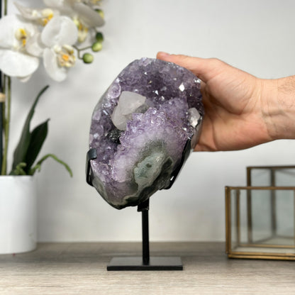 Amethyst-Kristallcluster mit plastisch ausgeformter Kalzit-Struktur