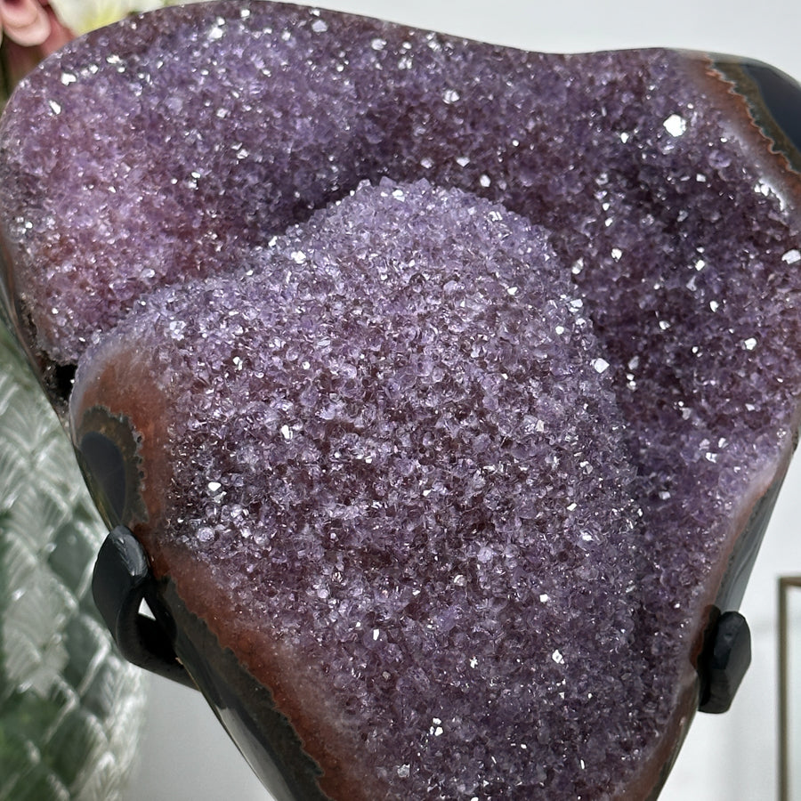 Amethyst-Cluster mit kontrastreicher Achat-Schale und lebendiger Kristallstruktur, in exklusiver Premiumqualität