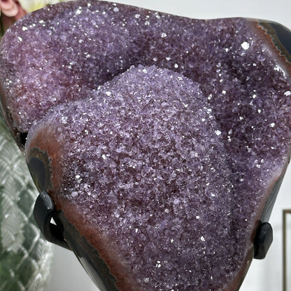 Amethyst-Cluster mit kontrastreicher Achat-Schale und lebendiger Kristallstruktur, in exklusiver Premiumqualität