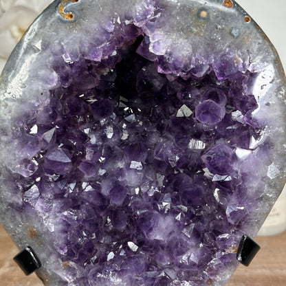 Amethyst-Geode mit weit geöffneter Kristallkammer