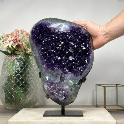 Amethyst-Geode groß mit tiefvioletten Kristallen und plastischer Kalzitformation